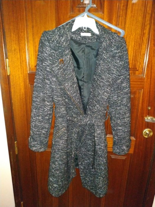 Casaco comprido preto e branco