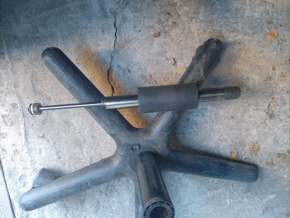 Офисное кресло запчасти (газлифт, кожух, ролики)