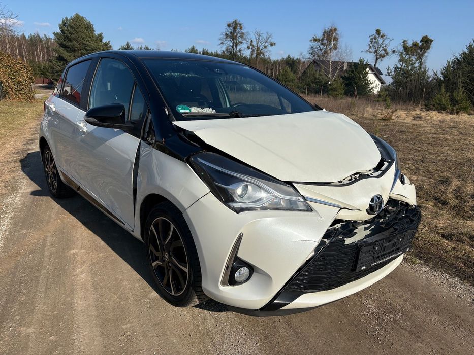 Toyota Yaris benzyna 1.5 2018 rok LIFT dwa kolory