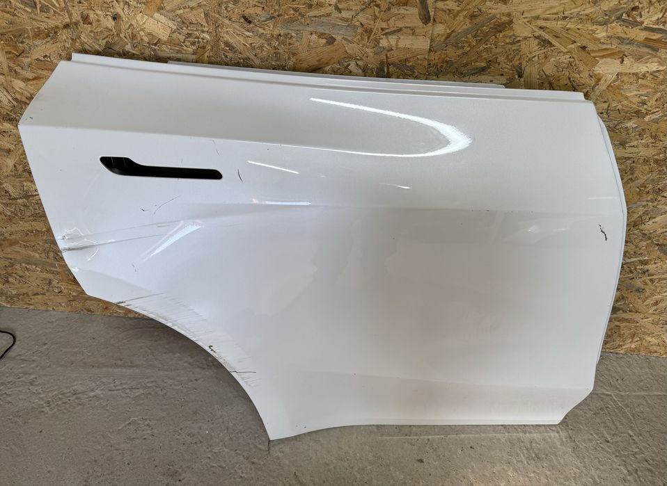 Tesla Model Y двері праві