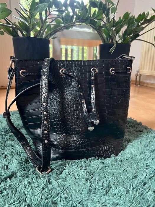 Torebka na ramię z długim regulowanym paskiem Sinsay