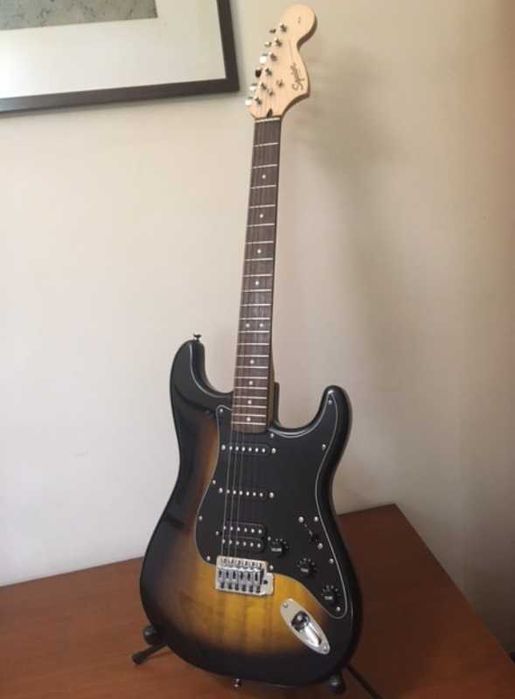 Guitarra Fender Squier Tobacco Sunburst HSS em estado novo