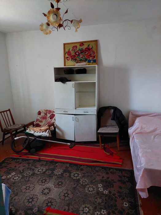 Продається половина будинку не далеко аід центру міста.