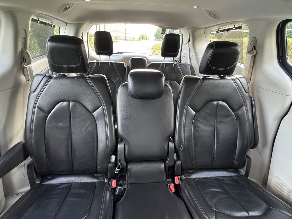 Chrysler Pacifica ekrany 8 miejsc