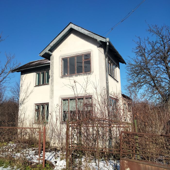 Двоповерхова дача під лісом