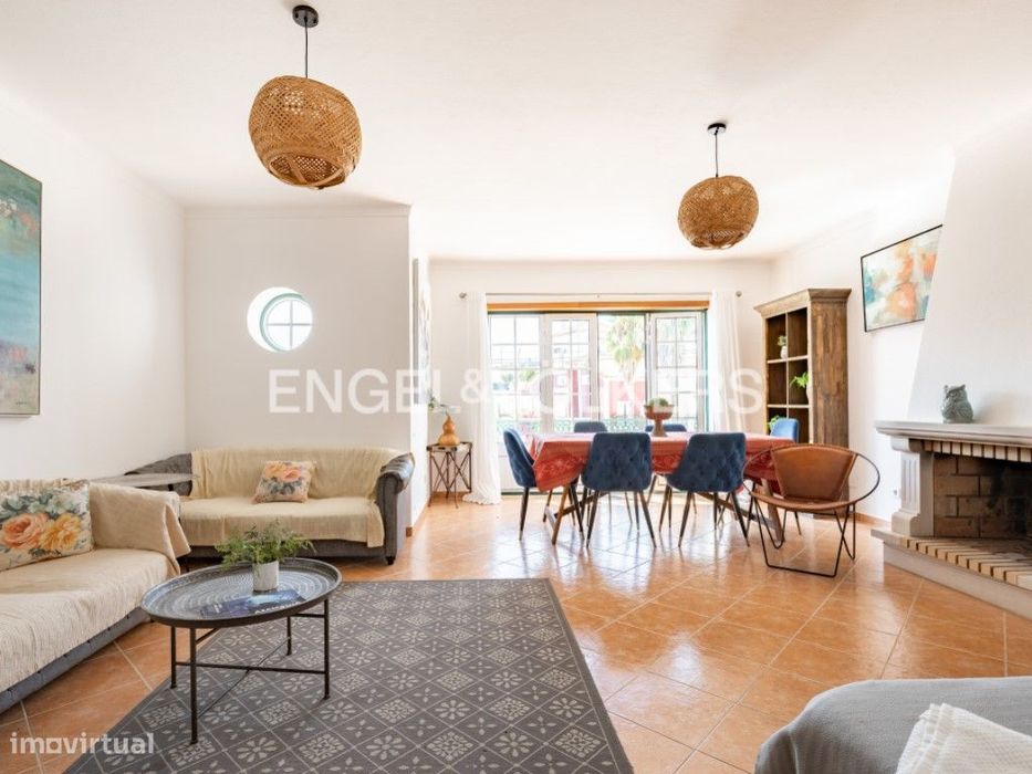 Five-Bedroom Semi-Detached House with Terrace in Azambuja