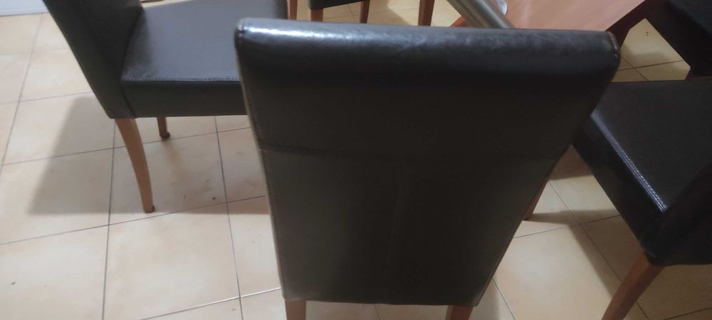 Cadeiras em pele e pé de mesa de sala