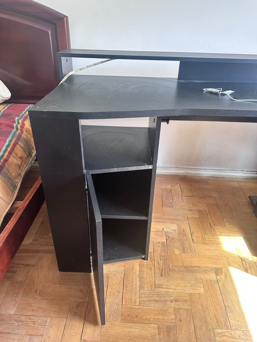 Secretária de Computador Preta com Prateleiras – Bom Estado