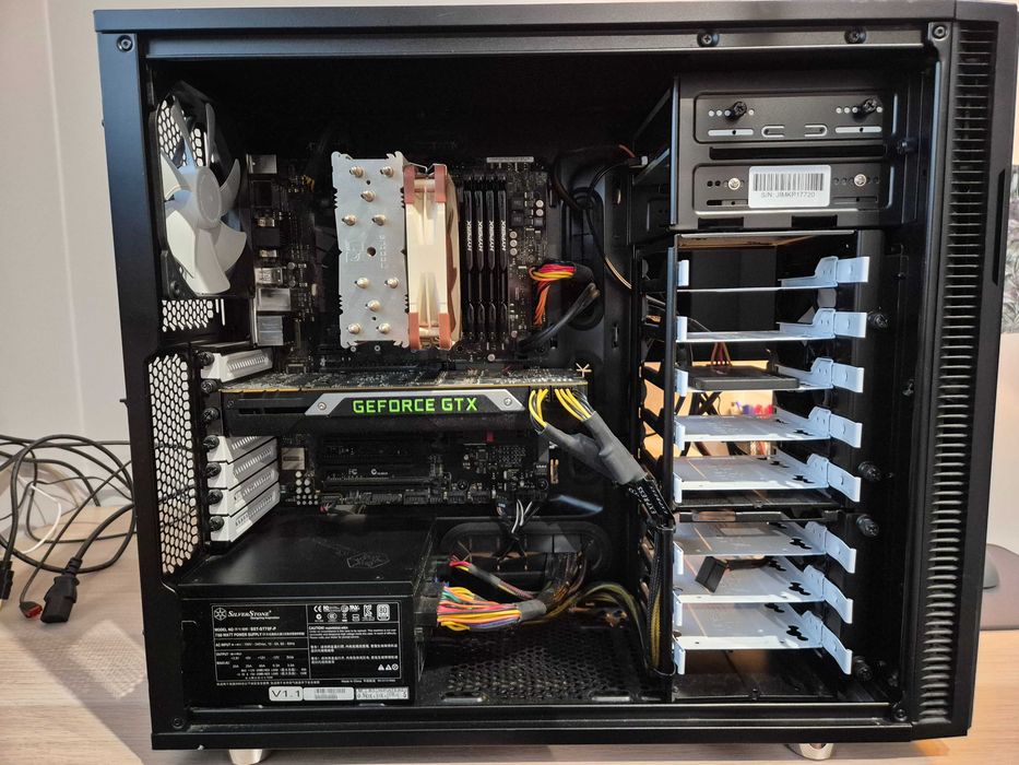 Komputer stacjonarny: intel i7-4790K | GTX Titan X 12GB | 32GB RAM | SSD 1TB + Akcesoria RAZER