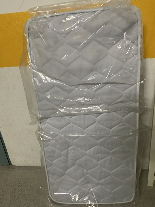 Berço criança com estrado e 2 colchões