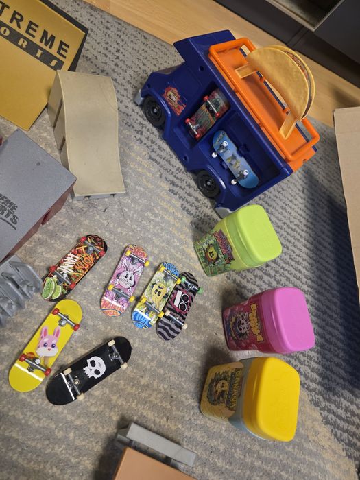 Finger board deskorolka skate park bus