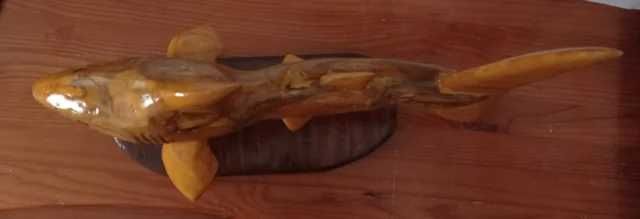 Escultura de tubarão em madeira