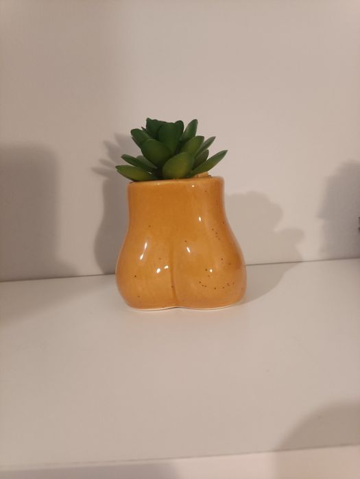 Pomarańczowa doniczka "body" z sukulentem (sztucznym)