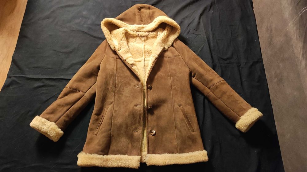 Kożuch naturalny z owczej skóry karmelowy brąz M–XL kaptur elegancki