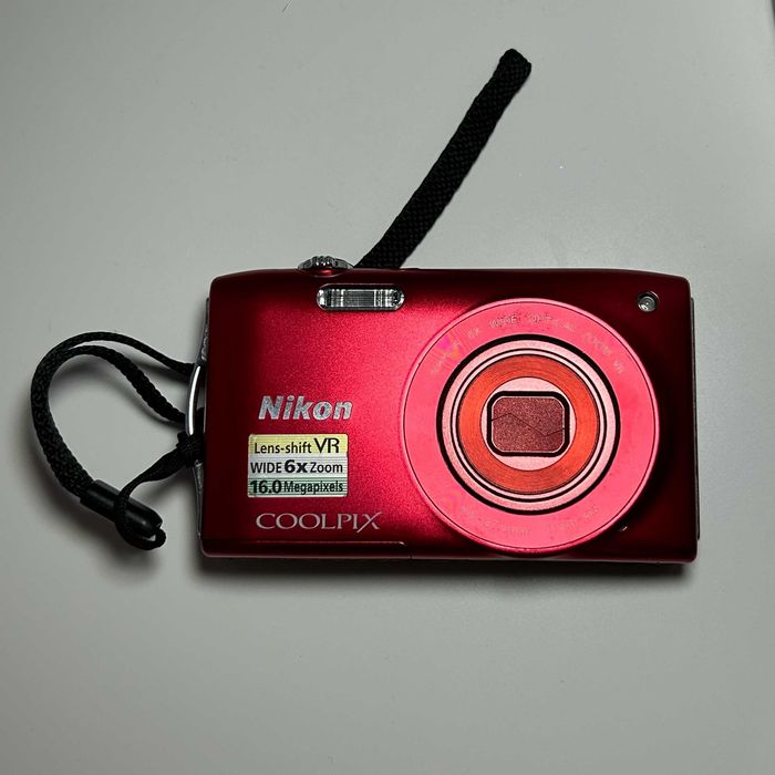 Nikon Coolpix S3300 – czerwony, 16 MP, czytnik SD, ładowarka