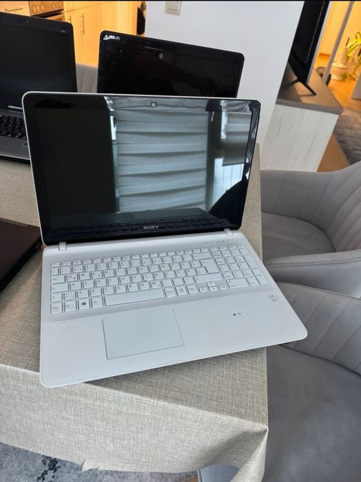 5 Laptops defeituosos (HP, Asus, Sony Vaio, Medion, Dell).