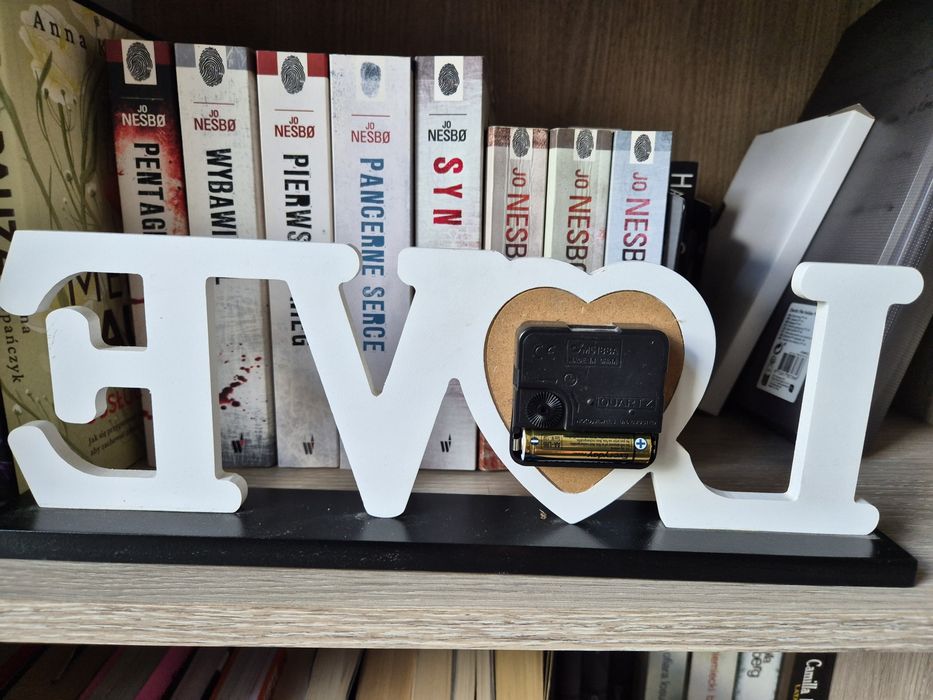 Zegar z napisem LOVE