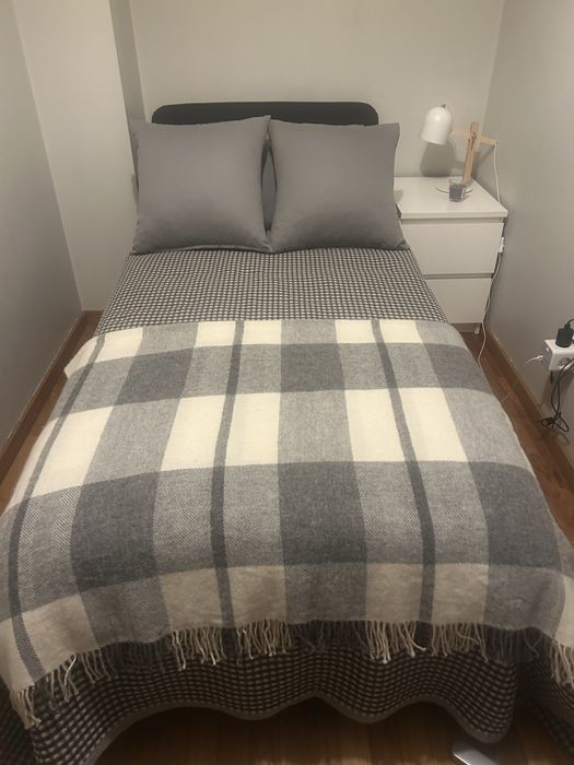Cama solteiro, colchao e mesa cabeceira