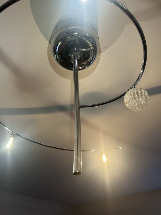 Стильна мінімалістична люстра з кришталевими кульками срібна