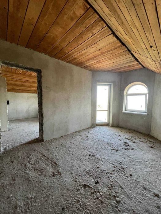 Продаж будинку 200 м² / 12 соток / гараж