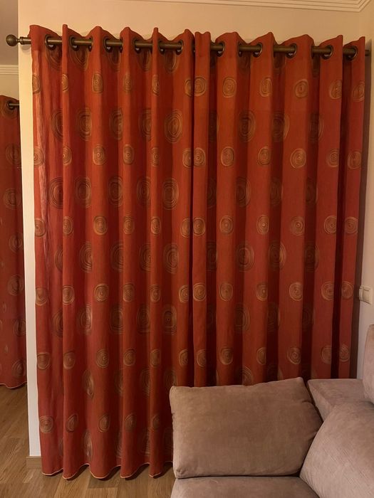 Vendo cortinados incluindo os varões.