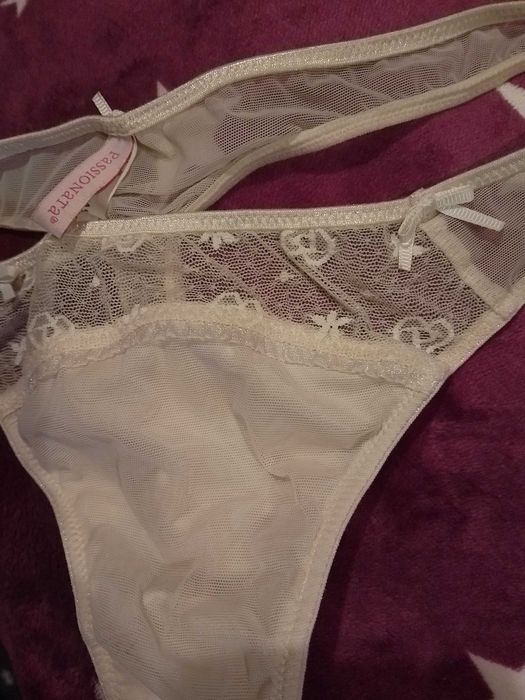Białe logowane stringi Passionata