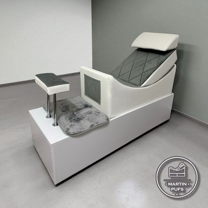 Педикюрне крісло з подіумом ьа підставкою, пуф, кушетка.