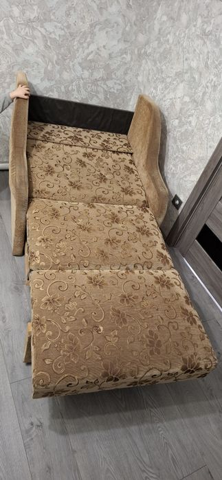 Продам велике розкладне крісло в гарному стані.