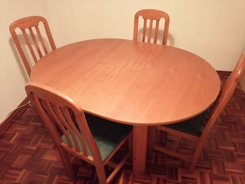 Mesa redonda extensivel e cadeiras madeira maciça.