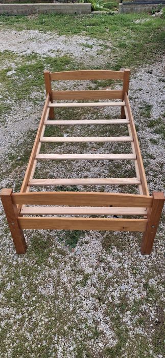 Camas(2unidades) de pinho em bom estado.