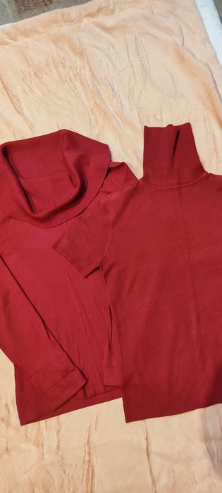 Продам два червоних светрика