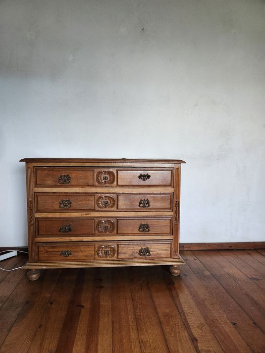 “Conjunto de móveis antigos em madeira maciça – cómoda + 2 cadeiras