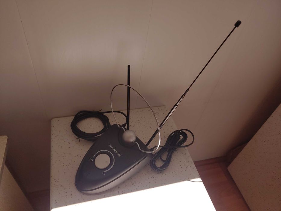 Антенна комнатная с усилителем THOMSON ANT517