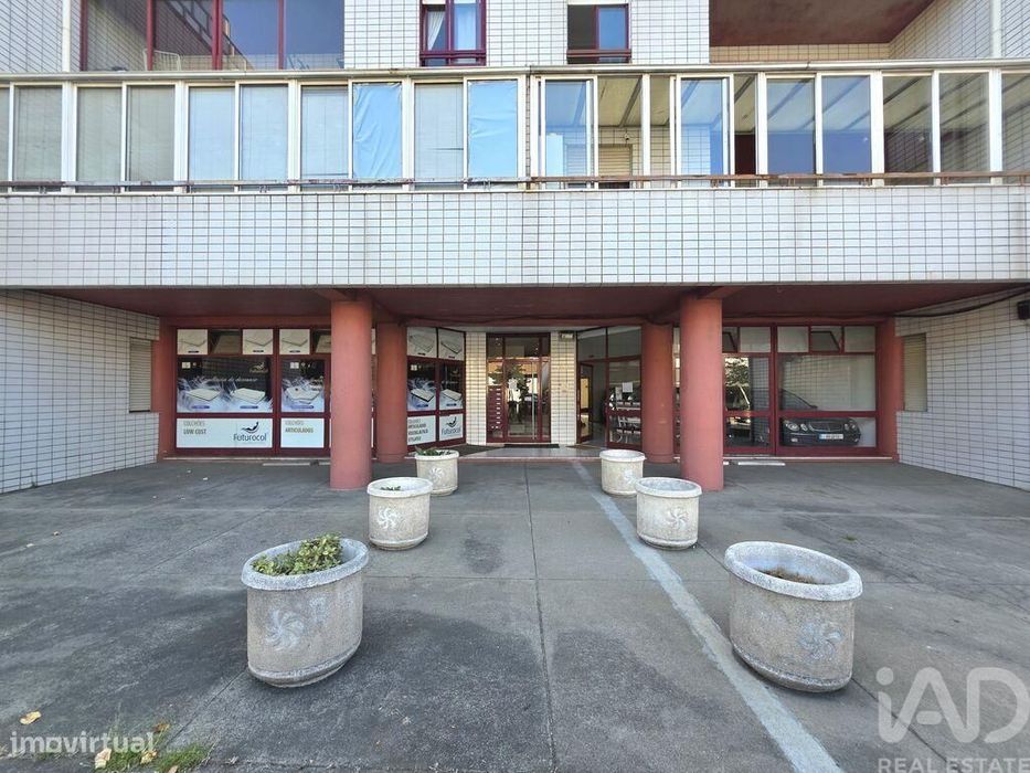 Loja / Estabelecimento Comercial em Águas Santas de 240,00 m2