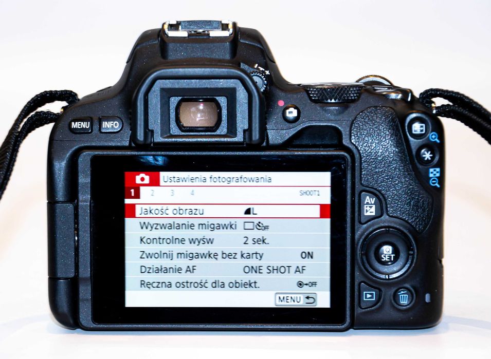 Canon EOS 200D + 18-55mm IS STM 24.2Mpix 24 TYŚ