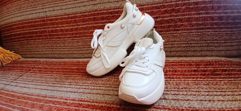 Sprzedam Buty DEE ZEE rozmiar 40