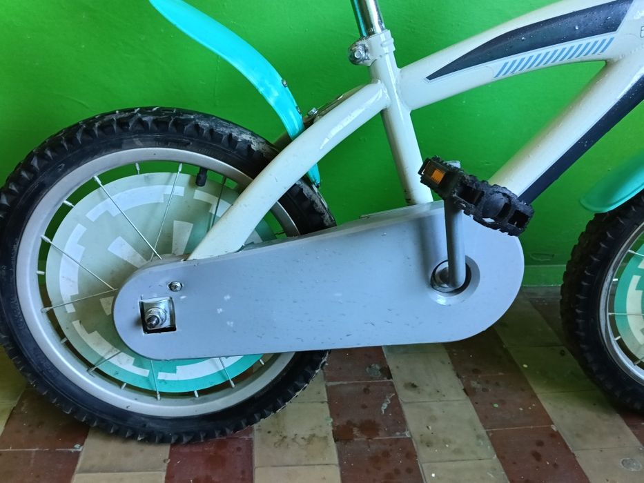 Дитячий ровер є дополнітельні колеса