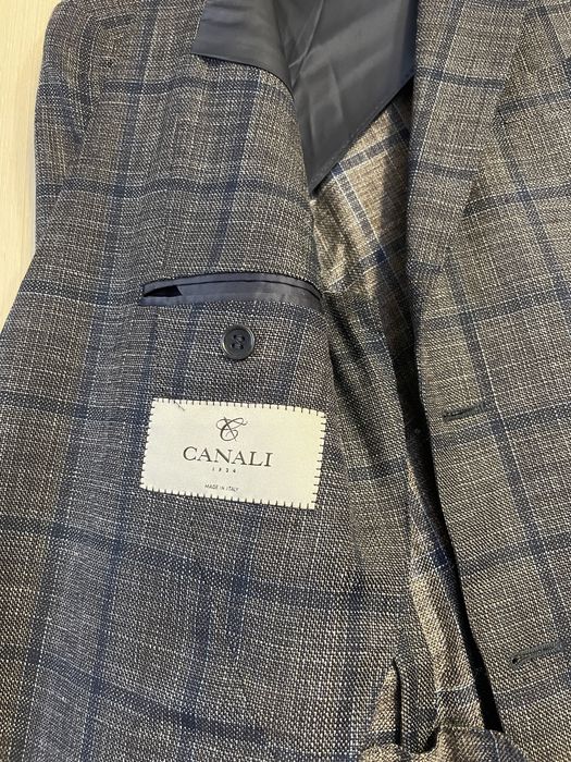Продам пиджак Canali в очень хорошем состоянии.