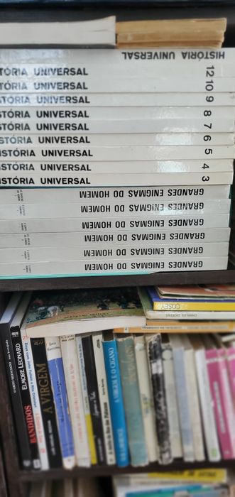 Livros e coleções de livros.