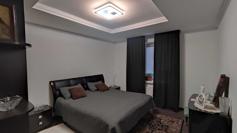 Продається трикімнатна квартира (частина будинку)