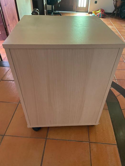 Mesa de cabeceira com rodas