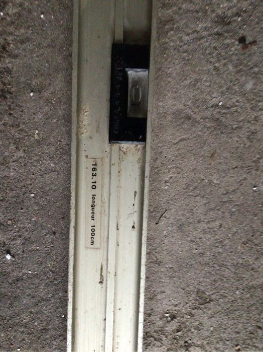 Serrote antigo mais nivel em aluminio com um metro de comp. E martelo