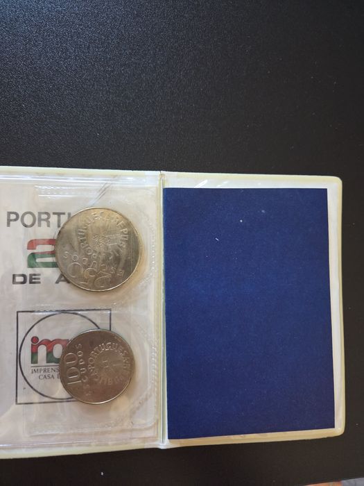 Vendo estojo oficial comemorativo do 25 de Abril emitido pela casa da moeda