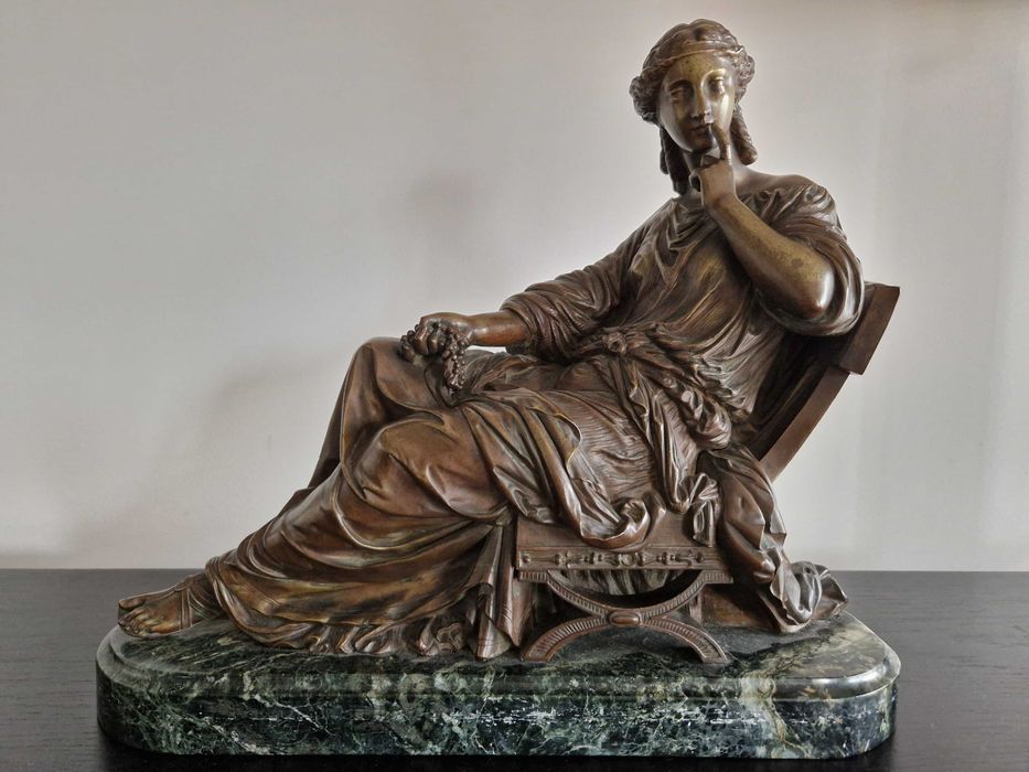 Escultura de bronze sobre base de mármore