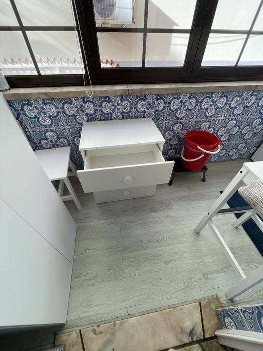 Pequena cómoda com três gavetas