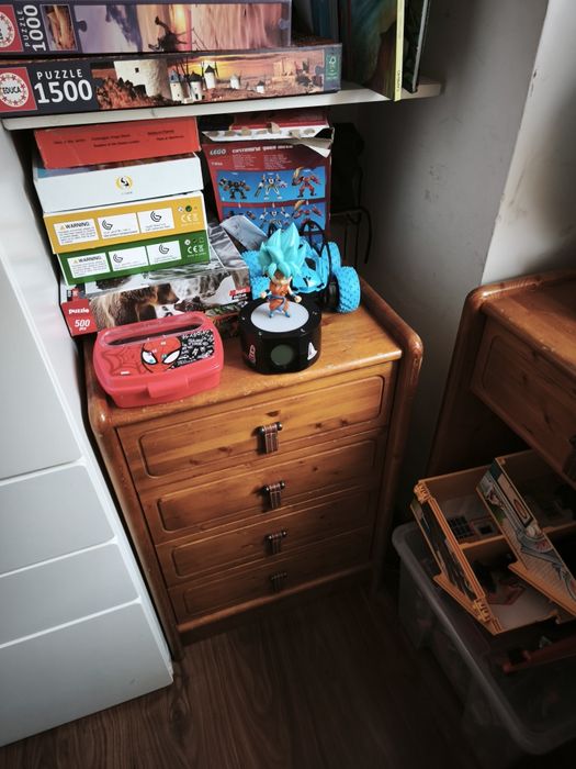 Mobília cómodas e secretária