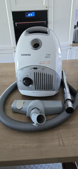 Mocny solidny odkurzacz SIEMENS Z 4.0 o mocy 2200W.