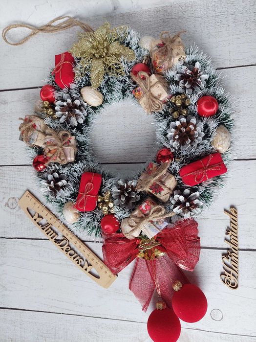Świąteczny wianek na drzwi. Wieniec bożonarodzeniowy. Handmade
