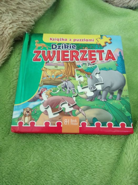 Bajka o zwierzętach w środku puzzle