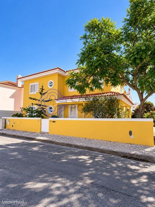 Moradia T4 em Aires, Palmela | Terraço, Garagem e Excelentes Acessos